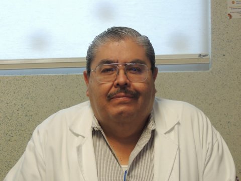 Carlos Nicolás del Río Almendarez, pediatra infectólogo y jefe de la unidad de consulta externa del HNM