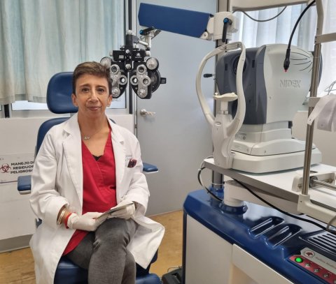 Rosa Myrna Olivares Medina, oftalmóloga adscrita a la Consulta Externa del  Parres
